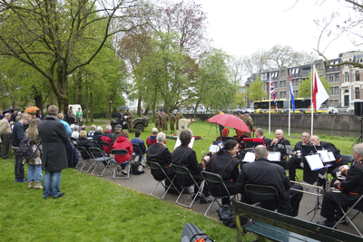 853392 Afbeelding van de korte ceremonie bij het monument van de Polar Bears in het Hogelandsepark te Utrecht waarna ...